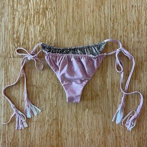 Acacia Taylor bottom